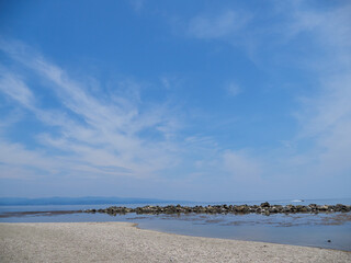 夏の富山湾の雨晴海岸の沿岸の風景