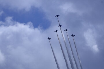ブルーインパルス大空に舞う