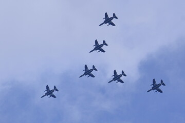 ブルーインパルス大空に舞う