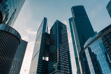 Obraz premium bottom view of the tall skyscrapers of the business district of a modern city