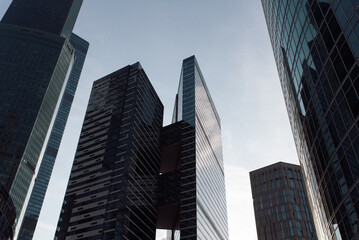 Obraz premium bottom view of the tall skyscrapers of the business district of a modern city
