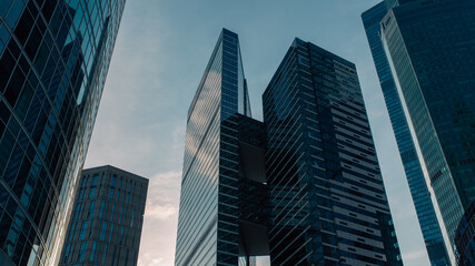 Obraz premium bottom view of the tall skyscrapers of the business district of a modern city