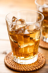 明るい木目テーブルに並べた氷入りの麦茶グラス