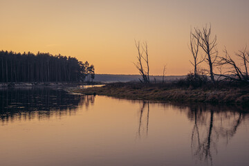 Obraz premium Sunset over Bug river, viewpoint near Szumin, small village in Masovian Voivodeship of Poland
