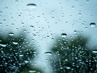 雨の日の水滴がついた窓ガラス。室内からの景色。車の中からの景色。