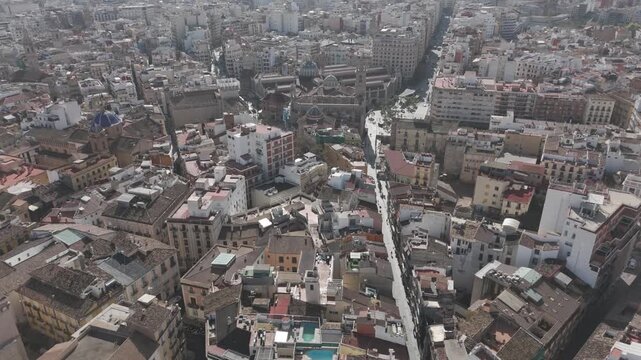 &Oacute;rbita a&eacute;rea lateral con dron sobre Valencia en contrapicado, revelando edificios y horizonte
