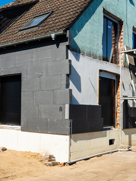 Renovierung eines Einfamilienhaus mit D&auml;mmung der Fassade mit Polystyrol Platten in Hilden, Deutschland