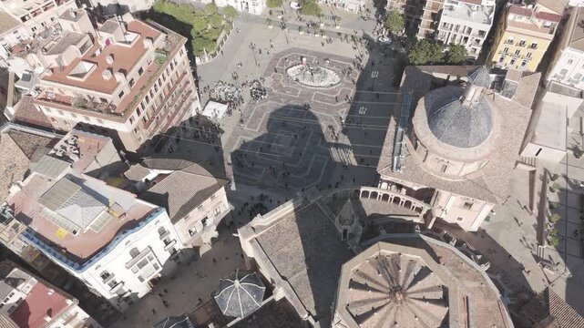 &Oacute;rbita a&eacute;rea con dron hacia la derecha en oblicuo  sobre la Plaza de la Virgen en Valencia con gente paseando