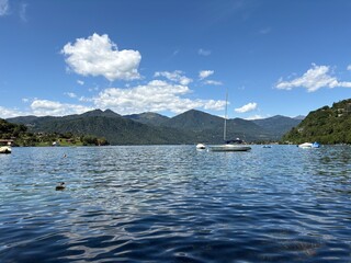 Blaus Wasser im See mit Bergen im Süden