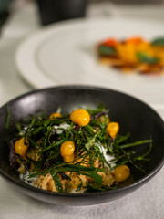 Entrée végétarienne de saison de fleurs et crudités, dressage original, coloré et contrasté, création gastronomique française.