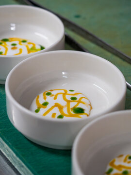 Entr&eacute;e langouste color&eacute;e et contrast&eacute;e, cr&eacute;ation gastronomique fran&ccedil;aise d'un restaurant &eacute;toil&eacute;