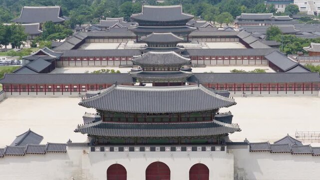 한국의 경복궁 중 근정정이 보이는 미디움샷에서부터 고도를 낮추며 광화문이 보이도록 드론으로 영상 촬영