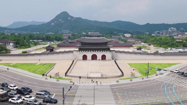 한국의 경복궁을 가까운 거리에서 점점 멀어져서 경복궁의 전경이 보이도록 드론으로 촬영