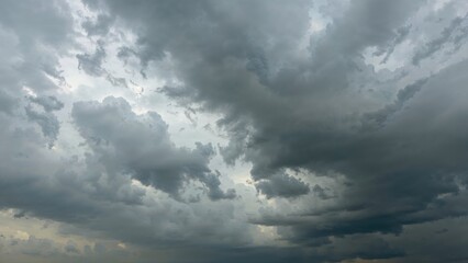 Obraz premium Wide-angle view of a cloudy sky with heavy gray clouds signaling imminent rain during the wet season.