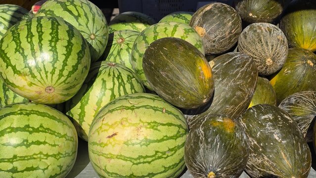 kolorowe owoce wyeksponowane targ Hiszpanaia cytrusy melony śliwki winogrona daktyle
