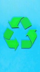 "Un colorido cartel de reciclaje en forma de hoja, con s&iacute;mbolos de reciclaje y flechas, colocado en un entorno urbano, promoviendo la sostenibilidad."