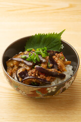 茄子の肉味噌丼