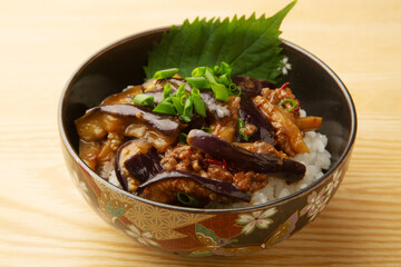 茄子の肉味噌丼