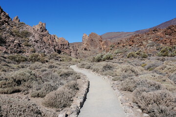 Weg durch Vulkanlandschaft Roques de García Hochfläche Las Cañadas mit Halbwüste auf Teneriffa