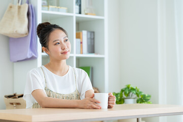 部屋でくつろぐ若い女性