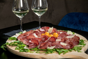 tartare mozzarella uova salsiccia formaggi contorni sushi frittatine ostriche tagliere pesce  insalata spigola orata salumi