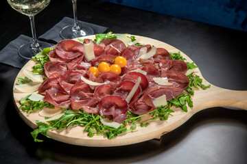 tartare mozzarella uova salsiccia formaggi contorni sushi frittatine ostriche tagliere pesce  insalata spigola orata salumi