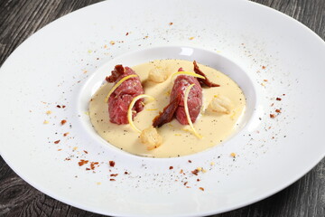 tartare mozzarella uova salsiccia formaggi contorni sushi frittatine ostriche tagliere pesce  insalata spigola orata salumi