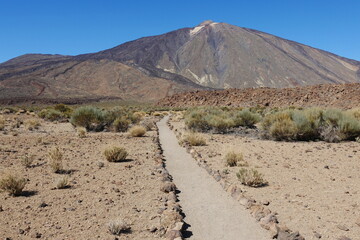 Wanderweg in Vulkanlandschaft Hochfläche Las Cañadas auf Teneriffa mit Teide