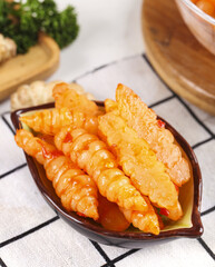 Fresh yuzu vegetables and crisp ground loop pagoda served in a traditional bowl