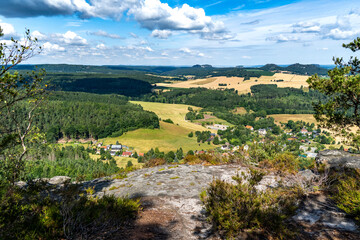 Aussicht vom Kleinen Zschirnstein auf den Ort Kleingießhübel und den Tafelbergen in der Sächsischen Schweiz 1