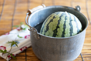 桶で冷やしたスイカ