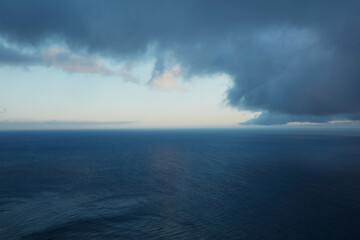 Fototapeta premium Vast Blue Ocean and Overcast Sky Merging at the Horizon Line, Creating a Serene and Expansive Seascape