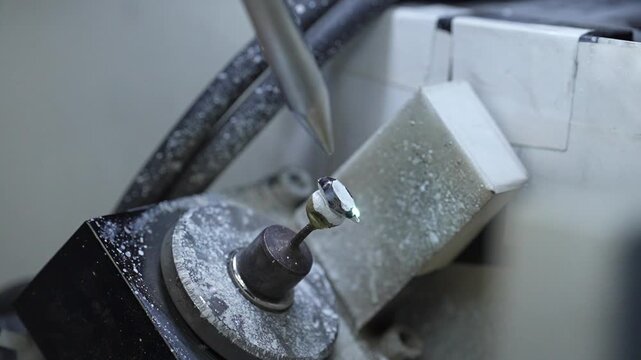 Diamond processing process factory video of natural diamond polishing work