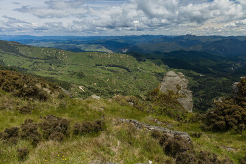 Obraz premium ニュージーランド ホークス・ベイのトゥティラにあるベル・ロック・ループ・トラックから見える風景