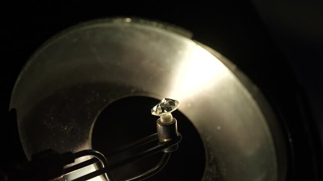 Diamond processing process factory video of natural diamond polishing work