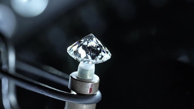 Round polished Diamond final cut Microscop video 