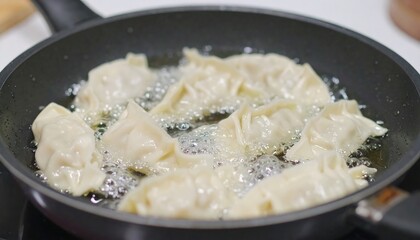 Pan-fried dumplings in oil