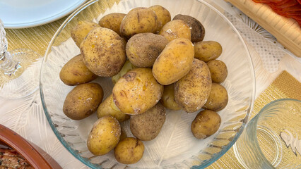 Fuente de cristal con patatas guisadas