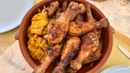 Bandeja con carne y muslos de pollo a la barbacoa