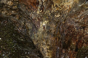 Woda w górskim potoku spływająca po skałach