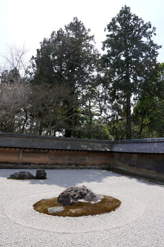 Japanischer Steingarten, Ryōan-ji, Ryoanji Tempel des zur Ruhe gekommenen Drachen, Zen-Tempel, Zen, Kare-san-sui, Zen-Garten, Buddhismus, buddhistisch, Kies, Steine, Religion, Kyoto, Kyōto, Japan 