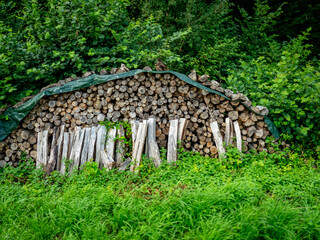 Brennholz lagert im Freien © focus finder