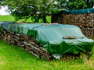Brennholz lagert im Freien © focus finder