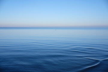 Obraz premium Clear Blue Horizon over IJsselmeer Bay in Enkhuizen, Netherlands – February Noon