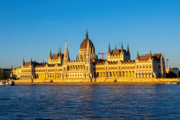 Obraz premium Hungarian Parliament in Budapest, a stunning architectural landmark and one of the most beautiful buildings in the capital.