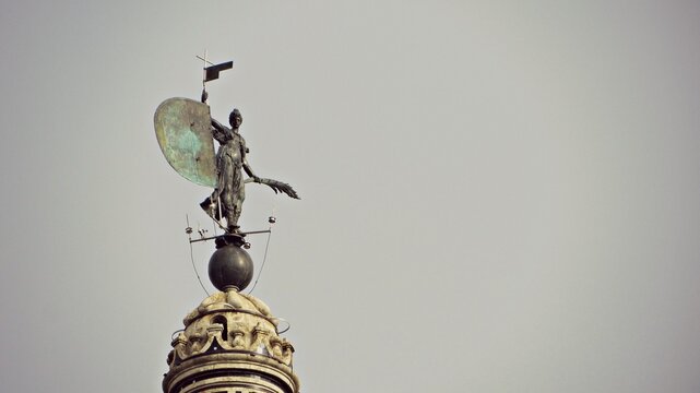 Giraldillo en tonos tierra