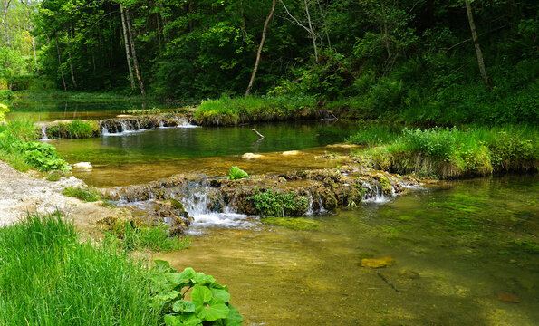 Hasenbach im Glastal bei der Wimsener H&ouml;hle; Schw&auml;bische Alb; Baden W&uuml;rttemberg; Deutschland;