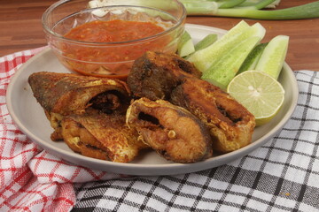 fried fish with sauce
