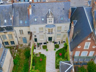 Vue aérienne d'un hôtel particulier et son jardin secret à Amboise, Val de Loire.