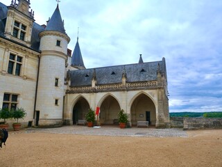 La cour d'honneur du Château Royal d'Amboise, monument du Val de Loire, France.